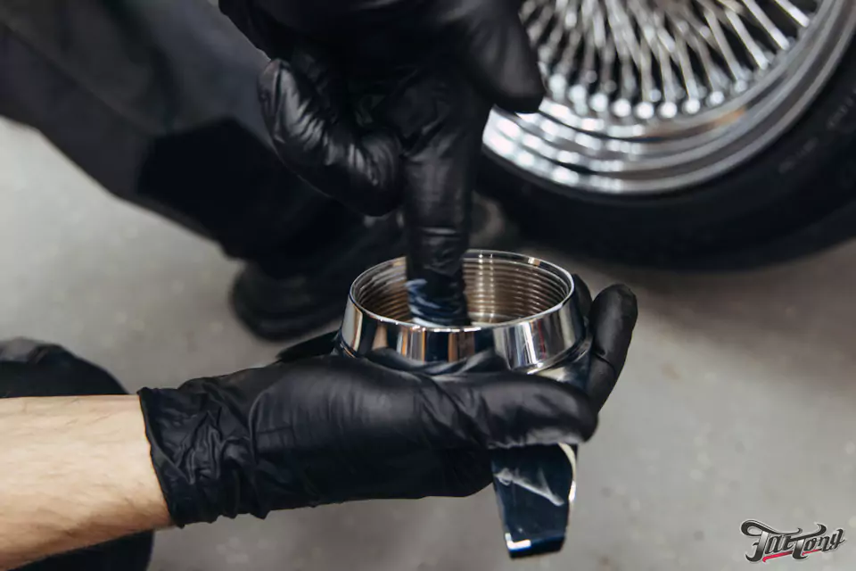 Фирменный шиномонтаж на стендах Hunter для Chevrolet Impala: собрали комплект колес Dayton Wire Wheels с системой knock-off!